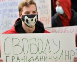 В Донецке митингуют под штаб-квартирой СММ ОБСЕ — требуют освобождения похищенного офицера СЦКК